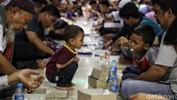 Usai berbuka mereka langsung menyantap nasi kotak yang telah dipersiapkan.