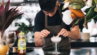 Kali ini dirinya tengah meracik segelas cocktail. Menurutnya ia menggunakan apple lemongrass, green tea dengan campuran gin, kaffir lime dan orange blossom. Foto: Instagram reynoldpoer