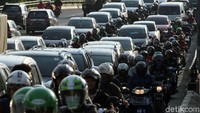 Motor dan mobil nampak tak bergerak karena kemacetan yang terjadi di sejumlah jalan di ibu kota.