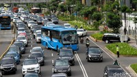 Kondisi ruas jalan di ibu kota Jakarta nampak macet jelang waktu berbuka puasa.