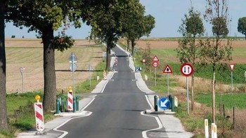 Jalanan berbelok-belok seperti ini kira-kira membingungkan pengguna jalan tidak? Foto: via Trend Chaser