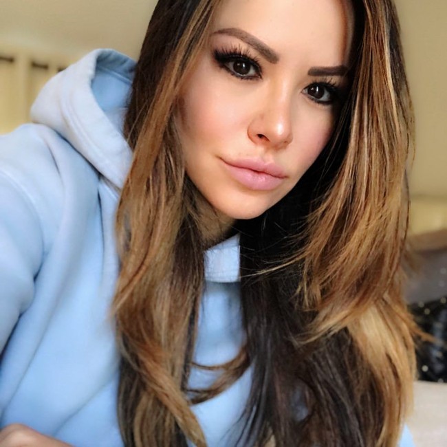 Saat pria tahu aku adalah seorang nanek, mereka langsung tertawa. Para pria jadi ingin tahu diriku lebih jauh lagi. Jelas aku tidak terlihat seperti nenek-nenek, dan aku pikir pria melihat diriku seksi, ucapnya percaya diri.  Foto: Instagram @ sweetalice101