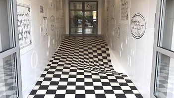 Motif lantainya dibuat seperti ada cekungan. Foto: via Trend Chaser