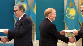 Kiri foto dari jurnalis foto - Kanan foto resmi dari pemerintah Kazakhstan. Foto: https://www.rferl.org/