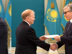 Perbandingan Foto Presiden Kazakhstan Asli dan Editan