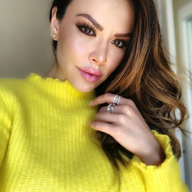 Nenek muda ini berusia 40 tahun. Tak heran jika dia memiliki cucu di usia muda karena Alice memiliki anak di usia 16. Putrinya mengikuti jejaknya dengan melahirkan di usia muda juga.  Foto: Instagram @ sweetalice101