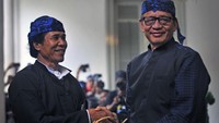 Jaro Saidi Putra (kiri) menyerahkan hasil bumi kepada Gubernur Banten Wahidin Halim (kanan) saat acara Seba Baduy di Pendopo Gubernur Banten, di Serang, Minggu (5/5/2019). Antara Foto/Asep Fathulrahman.