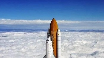 Ketika pesawat ruang angkasa tersangkut di awan. Foto: facebook.com/Inspire2daycom/