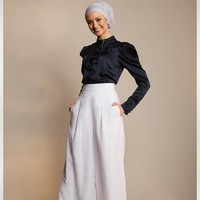 Memeluk agama Islam yang notabene masih menjadi minoritas di Kota Melbourne, Susan mengakui sering menemui tantangan. Namun halangan yang terbesar bagi Susan adalah persepsi orang di sana. Hijab tak pernah membuat saya mundur atau menarik diri. Satu-satunya yang bisa melakukan itu adalah asumsi yang diletakkan orang-orang pada saya. Saya masih bisa melakukan scuba diving, ke universitas, traveling dengan hijab. Hijab adalah hubungan dengan Religius yang menjadi dresscodd muslimah untuk keluar ke masyarakat dan melakukan hal berguna, kata Susan. Foto: Instagram