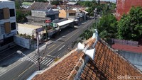 Di Jalan Radjiman No 565, Solo, Jawa Tengah, terdapat Langgar Merdeka. Di awal abad ke-20, bangunan ini merupakan kios candu atau opium orang Tionghoa. Pengusaha batik asal Laweyan, Imam Mashadi pun prihatin. Dia membeli bangunannya dan dijadikan langgar (Bayu/detikcom)