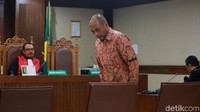 Selain itu ia juga menerima uang sejumlah Rp 300 juta, 1 buah kartu ATM debit BNI dengan saldo kurang-lebih senilai Rp 100 juta, serta 1 buah handphone merek Samsung Galaxy Note 9.