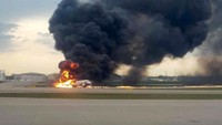 Layanan pelacakan Flightradar24 menunjukkan bahwa pesawat telah berputar dua kali di atas Moskow sebelum melakukan pendaratan darurat setelah sekitar 45 menit. Nadezhda Polomoshnova/Reuters.