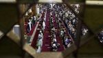 Potret Umat Muslim di Indonesia Laksanakan Salat Tarawih Pertama
