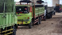 Truk-truk itu diparkir berderet di kolong tol.
