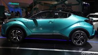 Toyota C-HR ditawarkan dengan 6 pilihan warna beragam, bahkan tersedia juga pilihan two tone. Untuk single tone ada warna metal steam, white pearl dan black attitude. Sedangkan two tone ada blue metallic with black roof, red mica metallic with black roof dan warna baru green radian with black roof.