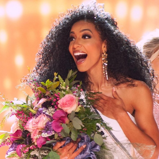 Tampil dengan rambut keriting Afro, Chelsie Kryst sehari-harinya bekerja sebagai pengacara. Dia bekerja menjadi pengacara pro-bono alias tidak dibayar untuk para narapidana yang divonis tidak adil. Foto: Dok. Getty Images