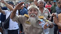Warga berkostum veteran perang hadir memeriahkan acara Panggung Gembira Ramadhan 1440 Hijriah Kementerian Pertahanan (Kemhan) di kawasan Bundaran Hotel Indonesia (HI), Jakarta, Minggu (5/5/2019). Acara tersebut menyosialisasikan semangat bela negara dan persatuan bangsa sekaligus menyambut bulan suci Ramadhan. Antara Foto/Aditya Pradana Putra.