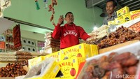 Para pedagang kurma mengatakan di bulan suci Ramadhan ini omset dagangan mereka naik hingga mampu meraup untung mencapai jutaan rupiah.