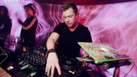 Salah satu DJ top di Asia itu meninggal usai menabrak pintu kaca yang melukai arteri hingga ia kehabisan darah. Dok. Instagram/adamskyofficial