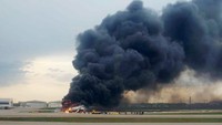 Asap hitam juga membubung ke udara. Nadezhda Polomoshnova/Reuters.