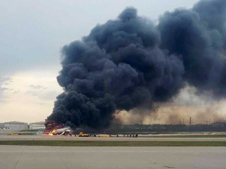Keterlaluan! Pegawai Bandara Rusia Tertawa Saat Sukhoi Terbakar Keterlaluan! Pegawai Bandara Rusia Tertawa Saat Sukhoi Terbakar