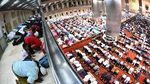 Potret Umat Muslim di Indonesia Laksanakan Salat Tarawih Pertama