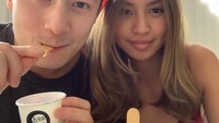 Sayangnya Chef Reynold sepertinya sudah memiliki pacar. Begini gaya mereka saat menikmati secangkir gelato. Foto: Instagram reynoldpoer