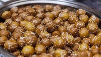 Yang manis dari Arab Saudi adalah luqaimat. Camilan buka puasa ini renyah di luar dan lembut di dalam. Luqaimat dicelupkan ke sirup kurma dan dibaluri biji wijen. Foto: iStock