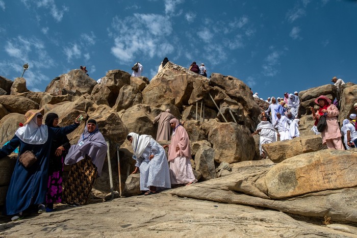 Jabal Rahmah jadi salah satu lokasi yang ramai dikunjungi oleh jemaah haji atau umrah. Area ini diyakini sebagai tempat pertemuan pertama Nabi Adam dan Hawa.