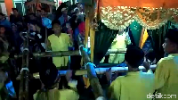 Mereka berkeliling sepanjang jalan Tungkal yang telah ditentukan. Tradisi arakan sahur ini juga menjadi sebuah pertunjukan yang banyak dinanti-nanti masyarakat (Ferdi Almunanda/detikcom)