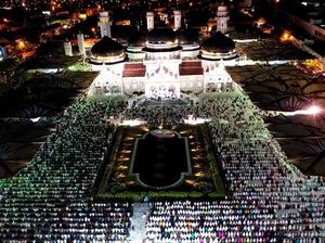 Potret Umat Muslim di Indonesia Laksanakan Salat Tarawih Pertama