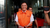 Anggota DPR yang kini berstatus sebagai tersangka korupsi proyek e-KTP, Markus Nari, baru menjalani pemeriksaan pada sore hari. Tersangka KPK itu mengaku ketiduran.