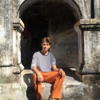 Pria yang berada di urutan ke-24 untuk memegang tahta tersebut disebut sebagai anggota kerajaan Inggris terkeren. Ia pun dianggap lebih keren dari pada Meghan Markle yang juga hobi yoga karena mempelajari olahraga tersebut langsung di India bahkan sudah jadi guru. Foto: Instagram @samchatto