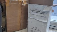 Kardus itu bertuliskan Kepada Yth Bapak Toto Utmo Budi Santoso Direktur Satgas BPN PS Jl Kertanegara No 36 Jakarta Selatan dan Dari Moh Taufik Seknas Prabowo-Sandi Jl HOS Cokro Aminoto no 93 Menteng Jakarta Pusat (Baca Juga: M Taufik Bantah Terkait Ribuan Formulir C1 yang Diamankan di Menteng)