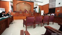 Agenda sidang hari ini adalah membacakan permohonan. 