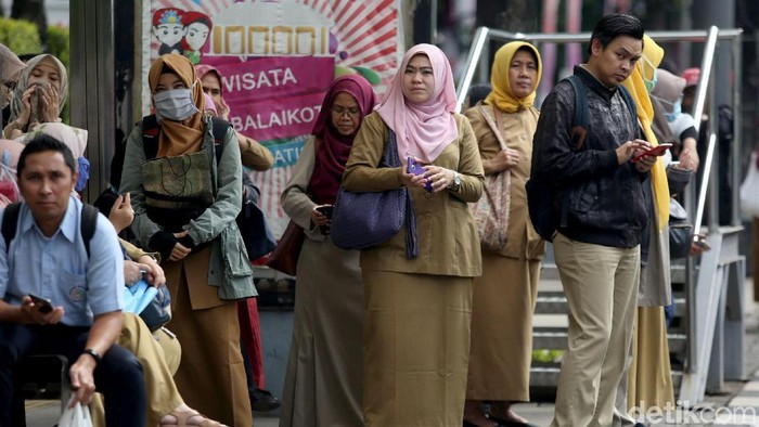 Pemerintah melakukan penyesuaian jam kerja untuk Aparatur Sipil Negara (ASN) selama bulan Ramadhan. PNS di DKI Jakarta pulang lebih awal selama bulan puasa.