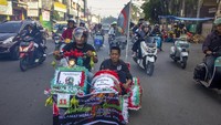 Peserta menabuh bedug di atas motor vespa saat mengikuti parade beduk hias di kawasan Kertabumi - Arif Rahman Hakim, Karawang, Jawa Barat, Sabtu (4/5/2019). Parade bedug tersebut untuk menyambut dan memeriahkan datangnya bulan suci Ramadhan. Antara Foto/M Ibnu Chazar.