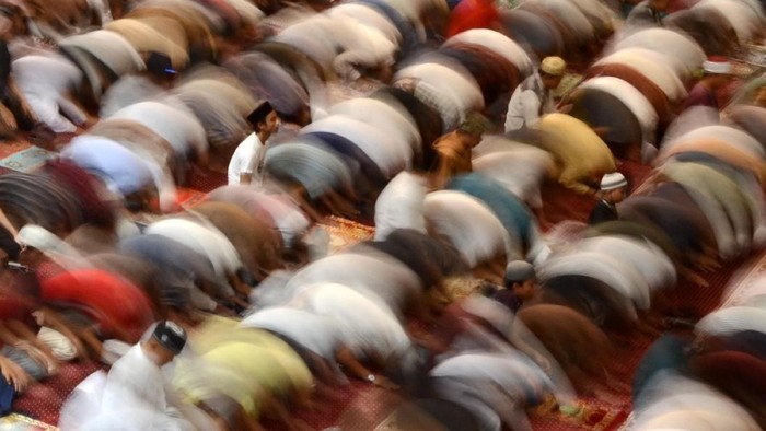 Bulan Ramadhan telah tiba, umat Muslim di berbagai daerah berbondong-bondong melaksanakan salat tarawih di malam pertama Ramadhan. Seperti apa potretnya?