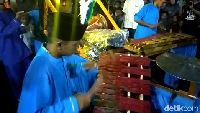 Mereka juga harus memainkan alat musik untuk membangunkan warga supaya sahur. Harapannya tradisi ini memiliki potensi sebagai atraksi wisata (Ferdi Almunanda/detikcom)