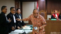 Atas perbuatan itu, Mulyana didakwa melanggar Pasal 12 huruf a atau Pasal 11 Undang-Undang Nomor 31 Tahun 1999 sebagaimana telah diubah dengan Undang-Undang Nomor 20 Tahun 2001 tentang Pemberantasan Tindak Pidana Korupsi juncto Pasal 64 Ayat 1 KUHP.