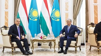 Kiri foto dari jurnalis foto - Kanan foto resmi dari pemerintah Kazakhstan. Foto: https://www.rferl.org/