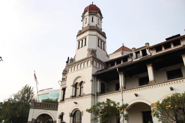 Di zaman Belanda, bangunan Lawang Sewu digunakan sebagai kantor NIS (Netherlands Indische Spoorweg Maatschappij), perusahaan yang mengurus jalur kereta. Setelah kemerdekaan, Lawang Sewu berubah menjadi kantor PT Kereta Api Indonesia. Tak hanya itu, bangunan ini juga pernah dijadikan sebagai kantor Badan Prasarana Komando Militer dan Kantor Perhubungan. (Firdan Ardhiyansyah/dTraveler) Di zaman Belanda, bangunan Lawang Sewu digunakan sebagai kantor NIS (Netherlands Indische Spoorweg Maatschappij), perusahaan yang mengurus jalur kereta. Setelah kemerdekaan, Lawang Sewu berubah menjadi kantor PT Kereta Api Indonesia. Tak hanya itu, bangunan ini juga pernah dijadikan sebagai kantor Badan Prasarana Komando Militer dan Kantor Perhubungan. (Firdan Ardhiyansyah/dTraveler)