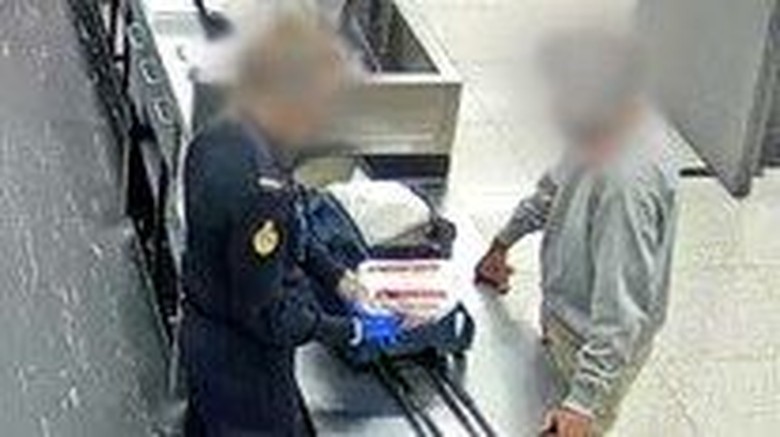 Turis India Ditolak Masuk Australia karena Ada Video Penyiksaan Anak di HP-nya Turis India Ditolak Masuk Australia karena Ada Video Penyiksaan Anak di HP-nya