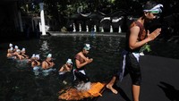 Warga melaksanakan tradisi Padusan di Umbul Ngabean, Pengging, Banyudono, Boyolali, Jawa Tengah, Sabtu (4/5/2019).  Ritual Padusan tersebut menandakan dimulainya tradisi padusan atau mandi membersihkan diri dalam menyambut bulan suci Ramadhan 1440 Hijriah. Antara Foto/Aloysius Jarot Nugroho.