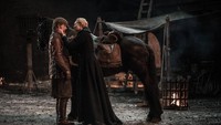 Apakah ini jadi sebuah momen romantis antara Brienne (Gwendoline Christie) dan Jamie (Nikolaj Coster-Waldau). Dok. Helen Sloan/HBO