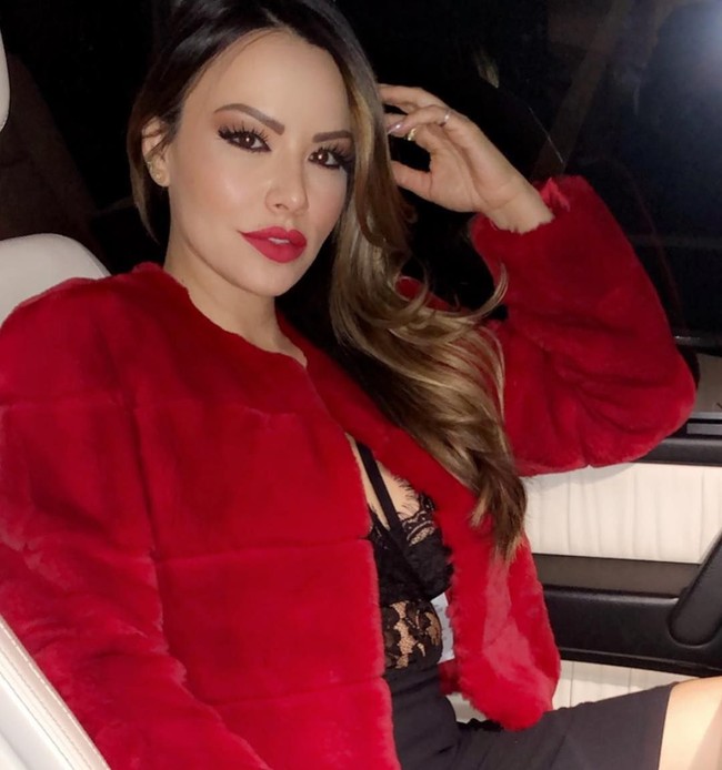 Menurutnya, jadi nenek di usia muda dengan penampilannya yang masih hot, membuat Alice banyak ditaksir pria muda.  Foto: Instagram @ sweetalice101