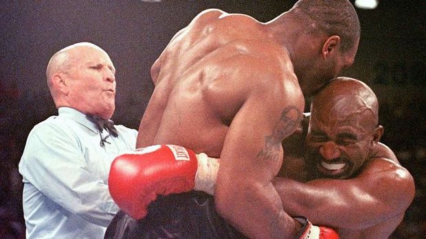 Mike Tyson menggigit telinga kanan Evander Holyfield.