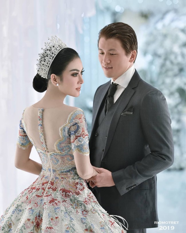 Syahrini tampil bak putri raja di hari istimewanya dengan Reino Barack, Jumat (3/5/2019) lalu. Gaun indah yang melekat di tubuhnya, tak lain merupakan karya desainer kondang Indonesia, Sebastian Gunawan. Foto: Dok. Rio Motret