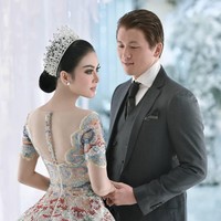 Syahrini tampil bak putri raja di hari istimewanya dengan Reino Barack, Jumat (3/5/2019) lalu. Gaun indah yang melekat di tubuhnya, tak lain merupakan karya desainer kondang Indonesia, Sebastian Gunawan. Foto: Dok. Rio Motret