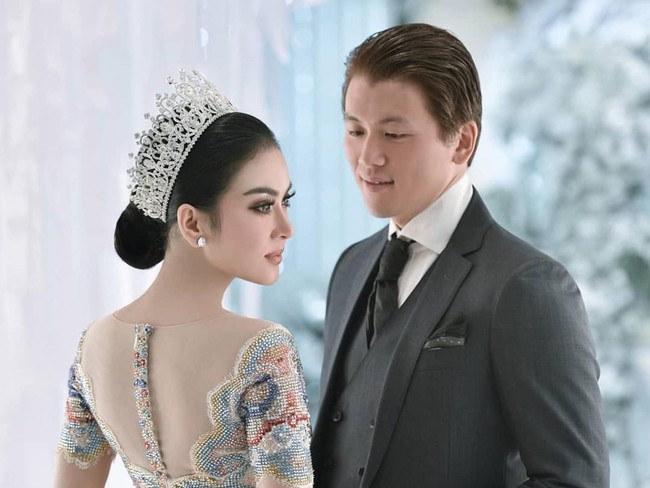 gaun pengantin syahrini